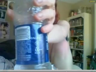 Adolescente con jengibre pelo agua botella inserción -01