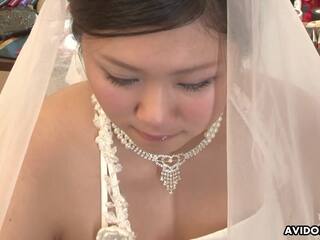Beguiling jovem mulher em um casamento vestido