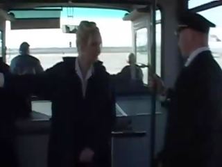 Atractiv stewardeza a cursei greu penis până jet de sperma