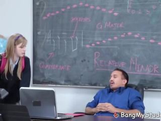 Tyhmä opiskelija nussii hänen musiikki opettaja varten approval