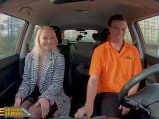 Fejka körning skola blondin marilyn socker i svart nylonstrumpor smutsiga video- i bil