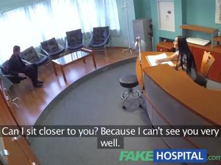 Fakehospital businessman prende sedotto da erotico infermiera in calze autoreggenti