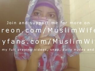 Real Arab عرب وقحة كس Mom Sins In Hijab By Squirting Her Muslim Pussy On Webcam ARABE sex dirty film shows